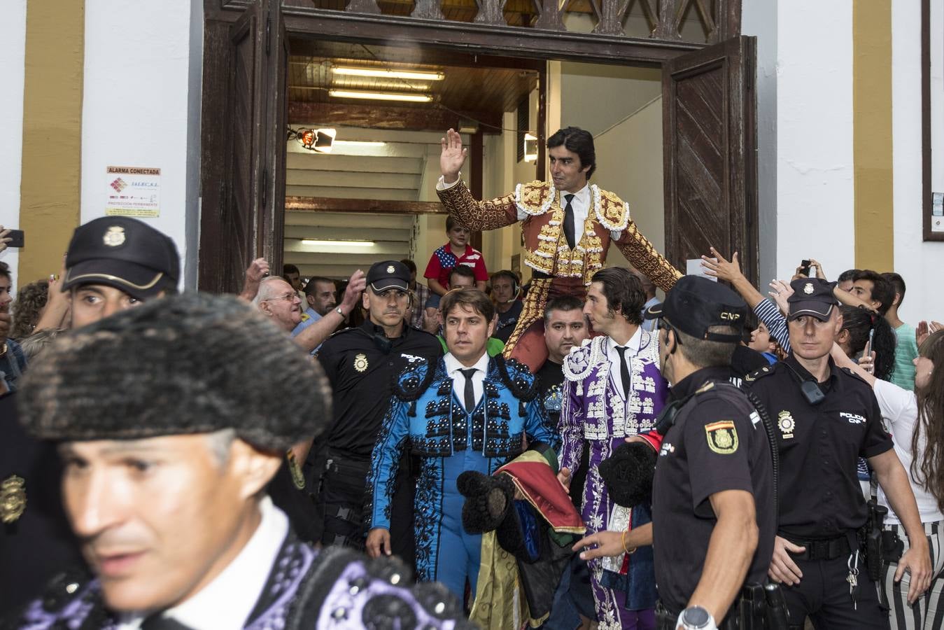 Fotos: Perera sale por la puerta grande en la segunda corrida de toros de la Feria de Santiago