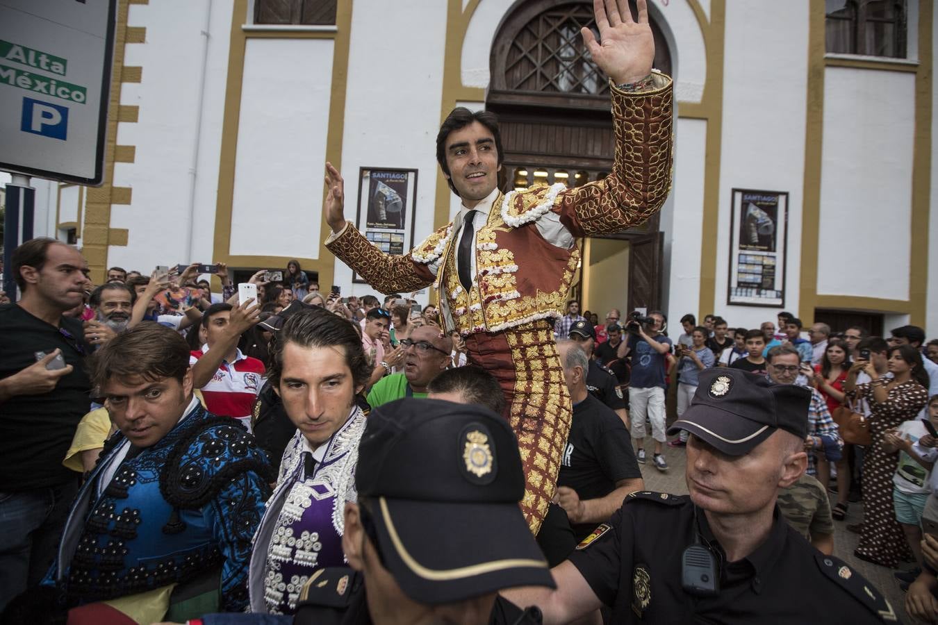 Fotos: Perera sale por la puerta grande en la segunda corrida de toros de la Feria de Santiago