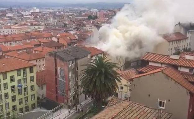 Un hombre sufre quemaduras graves en el incendio de la calle San Sebastián