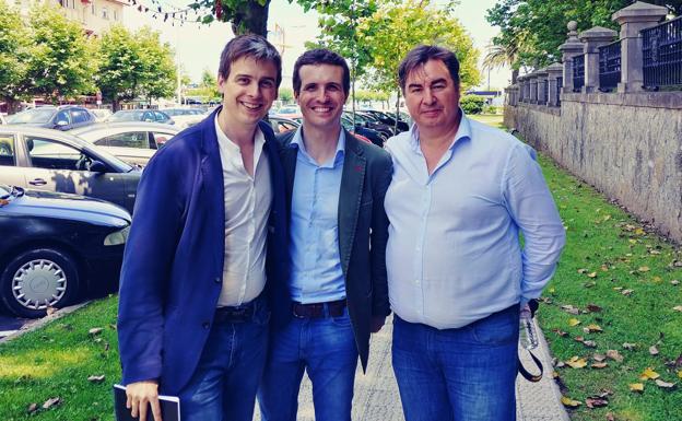 Juan Corro, Pablo Casado y José Antonio Sánchez Serrano, en Santander.