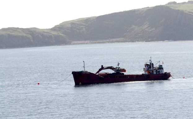 La draga hundida en Suances irá al desguace una vez reflotada