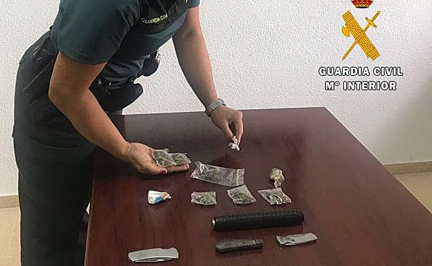 Sustancias y armas incautadas a uno de los detenidos.