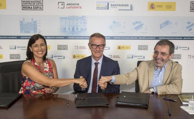 El ministro de Cultura, la alcaldesa de Santander y el director de Museo Reina Sofía, celebran el acuerdo.