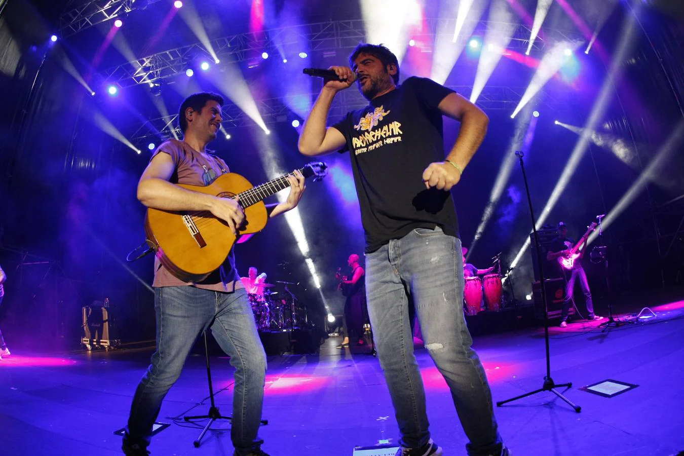 La cuarta jornada del festival Música en Grande 2018, que se celebró ayer en los Campos de El Malecón de Torrelavega, estuvo marcada por los ritmos y las canciones de dos grupos de referencia dentro del pop rock en la escena musical española, con los conciertos de Estopa y Bebe.