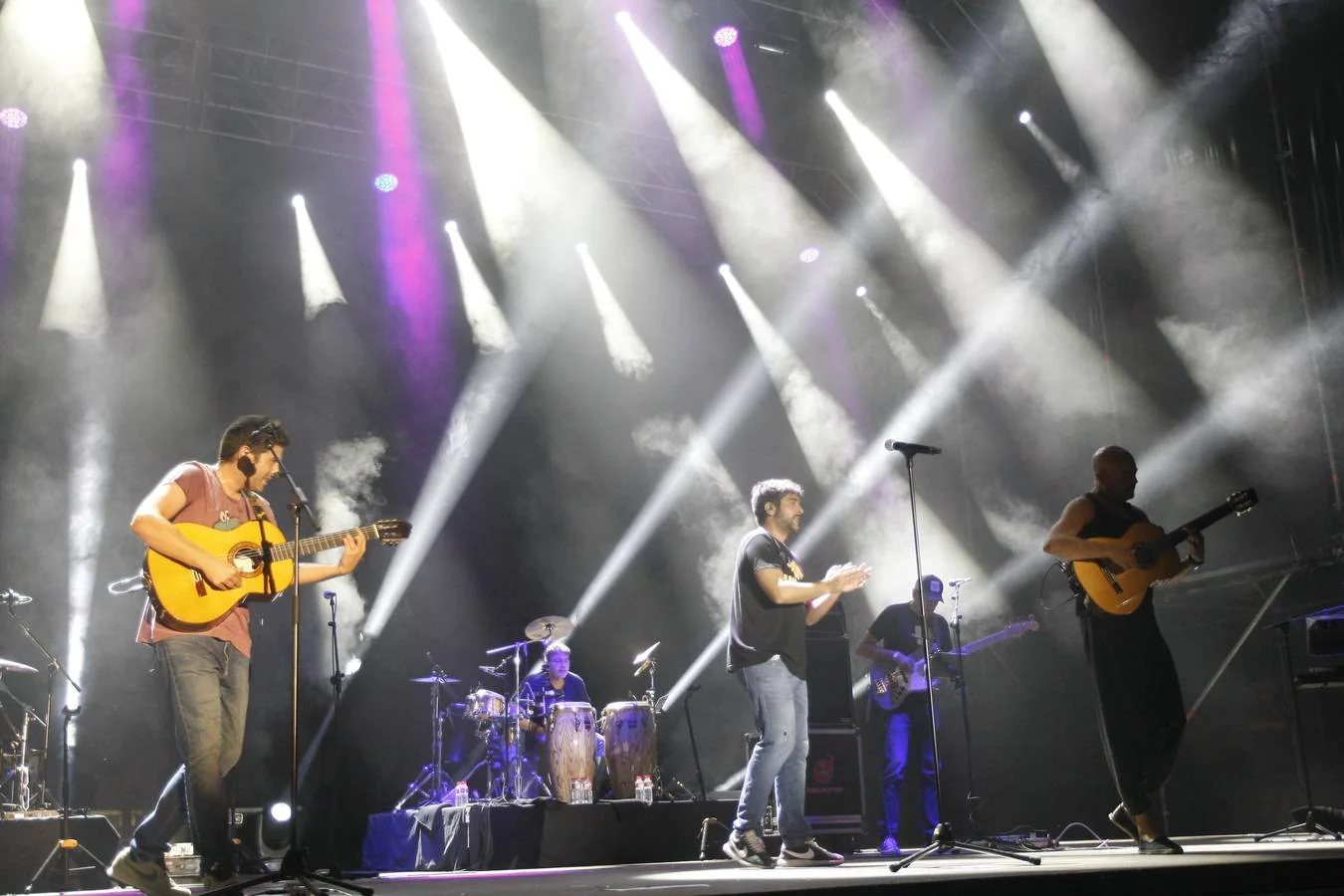 La cuarta jornada del festival Música en Grande 2018, que se celebró ayer en los Campos de El Malecón de Torrelavega, estuvo marcada por los ritmos y las canciones de dos grupos de referencia dentro del pop rock en la escena musical española, con los conciertos de Estopa y Bebe.