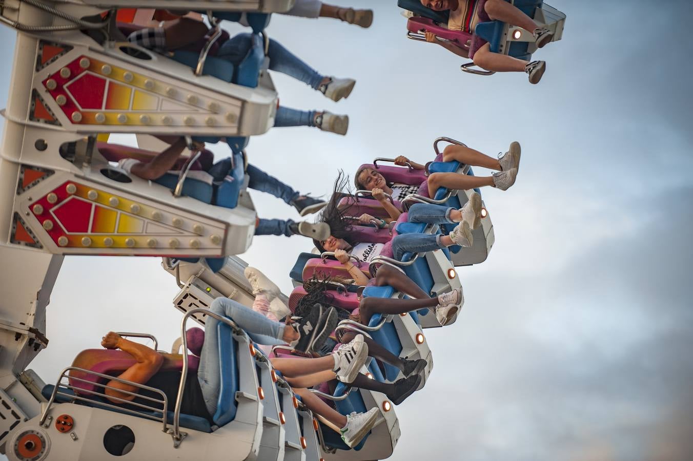 Frenesí, algodón de azúcar y reguetón dan vida a las tradicionales ferias un verano más