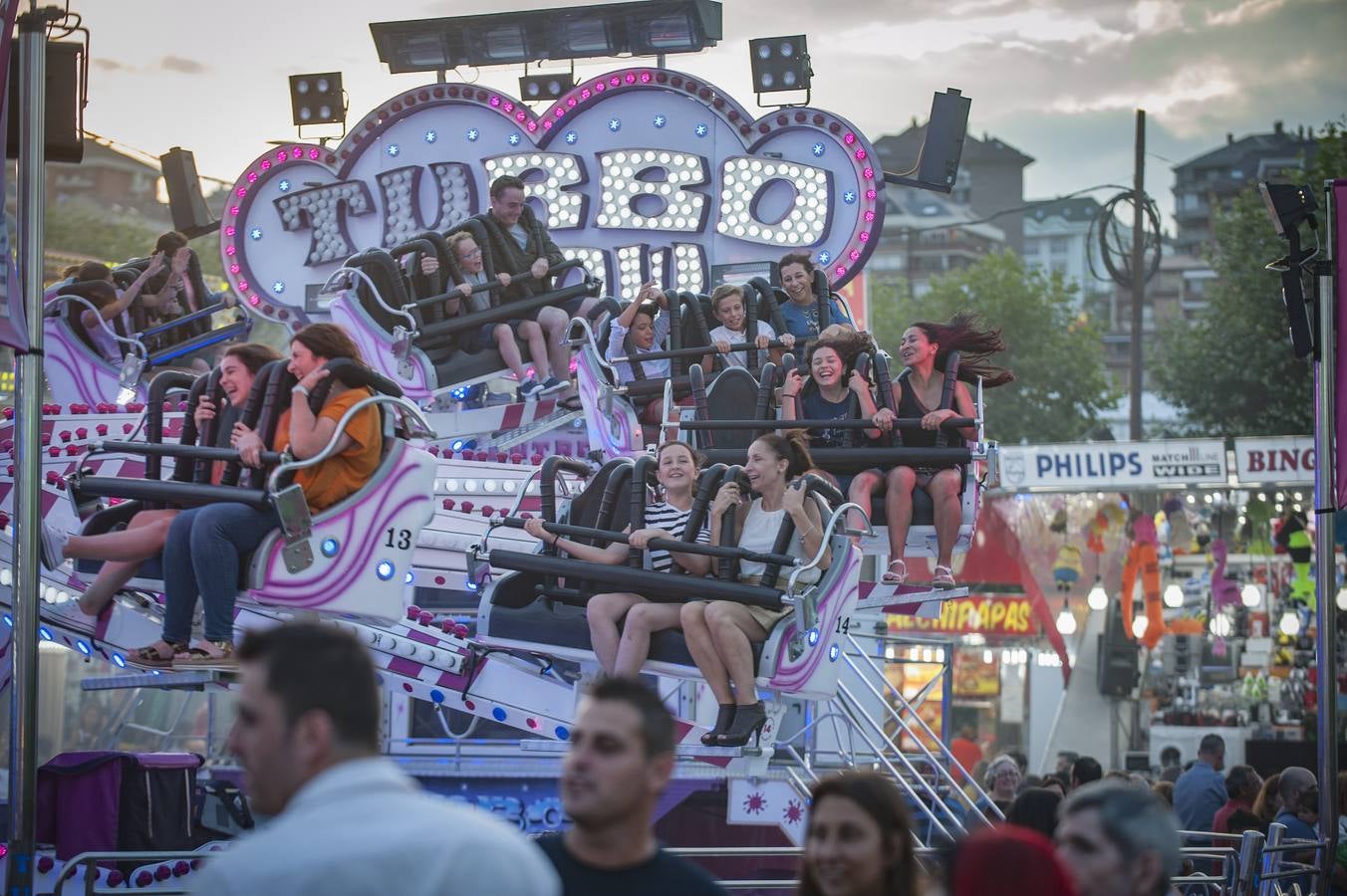 Frenesí, algodón de azúcar y reguetón dan vida a las tradicionales ferias un verano más