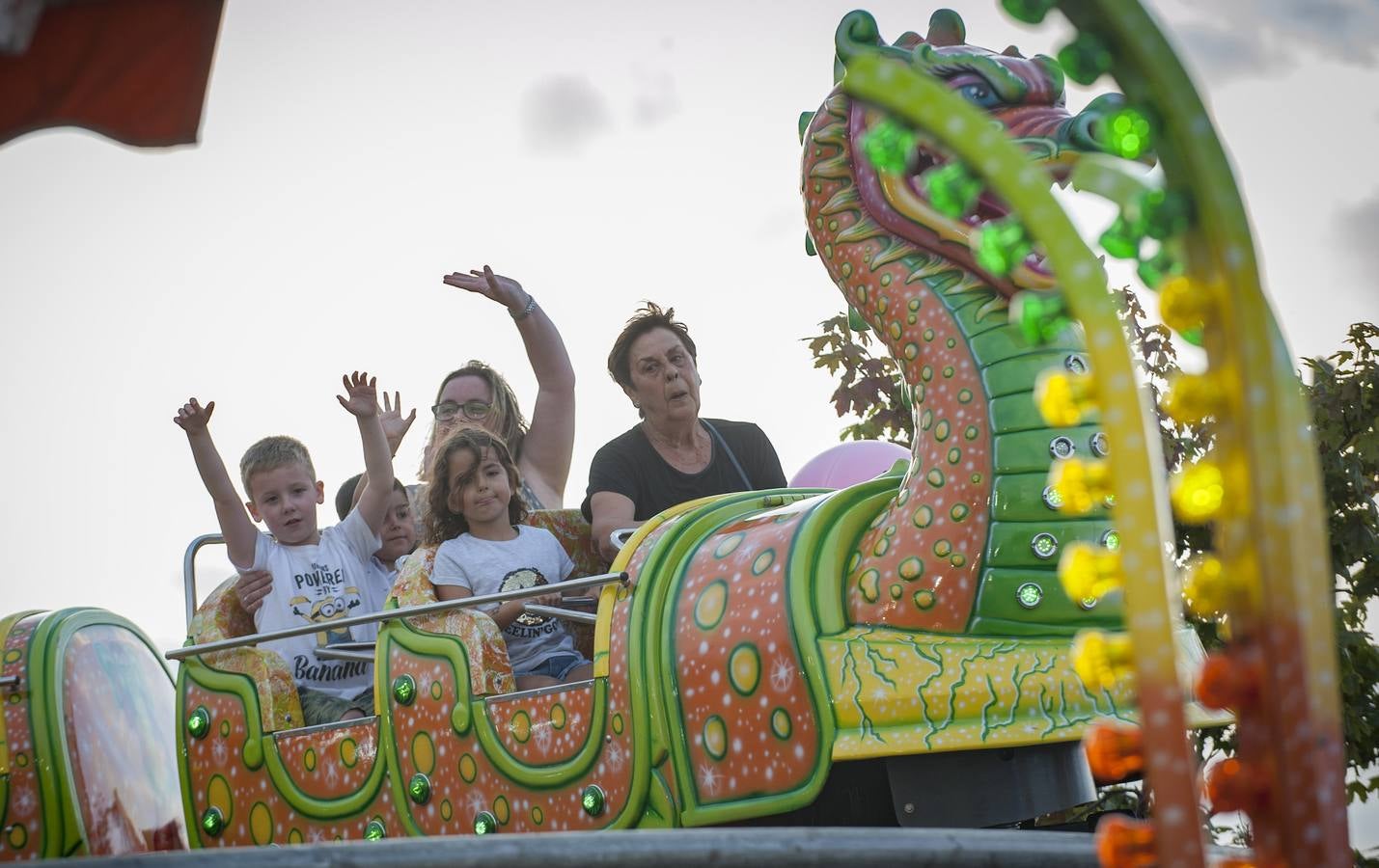 Frenesí, algodón de azúcar y reguetón dan vida a las tradicionales ferias un verano más