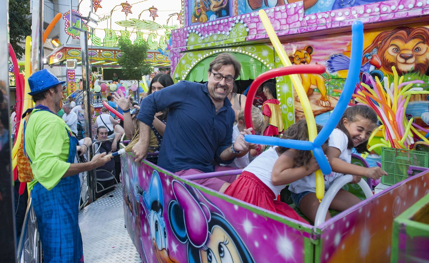 Frenesí, algodón de azúcar y reguetón dan vida a las tradicionales ferias un verano más