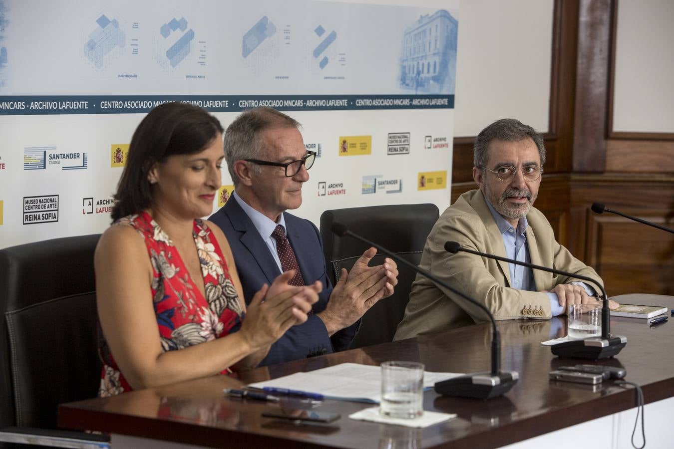 César Díaz, concejal de Urbanismo; Ricardo Martí, presidente del patronato del Museo; Manuel Borja-Villel, director del Reina Sofía; Pablo Zuloaga, delegado del Gobierno; José Guirao, ministro de Cultura; Gema Igual, alcaldesa de Santander; José María Lafuente, artífice del Archivo; y Míriam Díaz, concejala de Cultura.