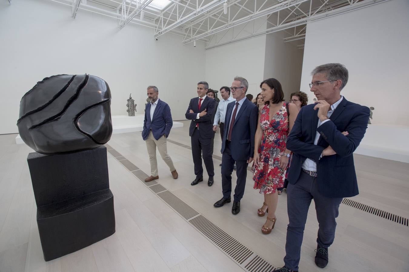 El ministro de Cultura, José Guirao, aprovechó su desplazamiento a Santander para visitar el Centro Botín. Tras firmar el convenio del Reina Sofía-Archivo Lafuente se acercó al edificio de Renzo Piano, donde fue recibido por el director de la Fundación Botín, Íñigo Sáenz de Miera, y la directora ejecutiva del Centro, Fátima Sánchez. 