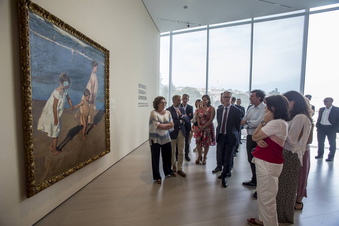 El ministro de Cultura, José Guirao, aprovechó su desplazamiento a Santander para visitar el Centro Botín. Tras firmar el convenio del Reina Sofía-Archivo Lafuente se acercó al edificio de Renzo Piano, donde fue recibido por el director de la Fundación Botín, Íñigo Sáenz de Miera, y la directora ejecutiva del Centro, Fátima Sánchez. 