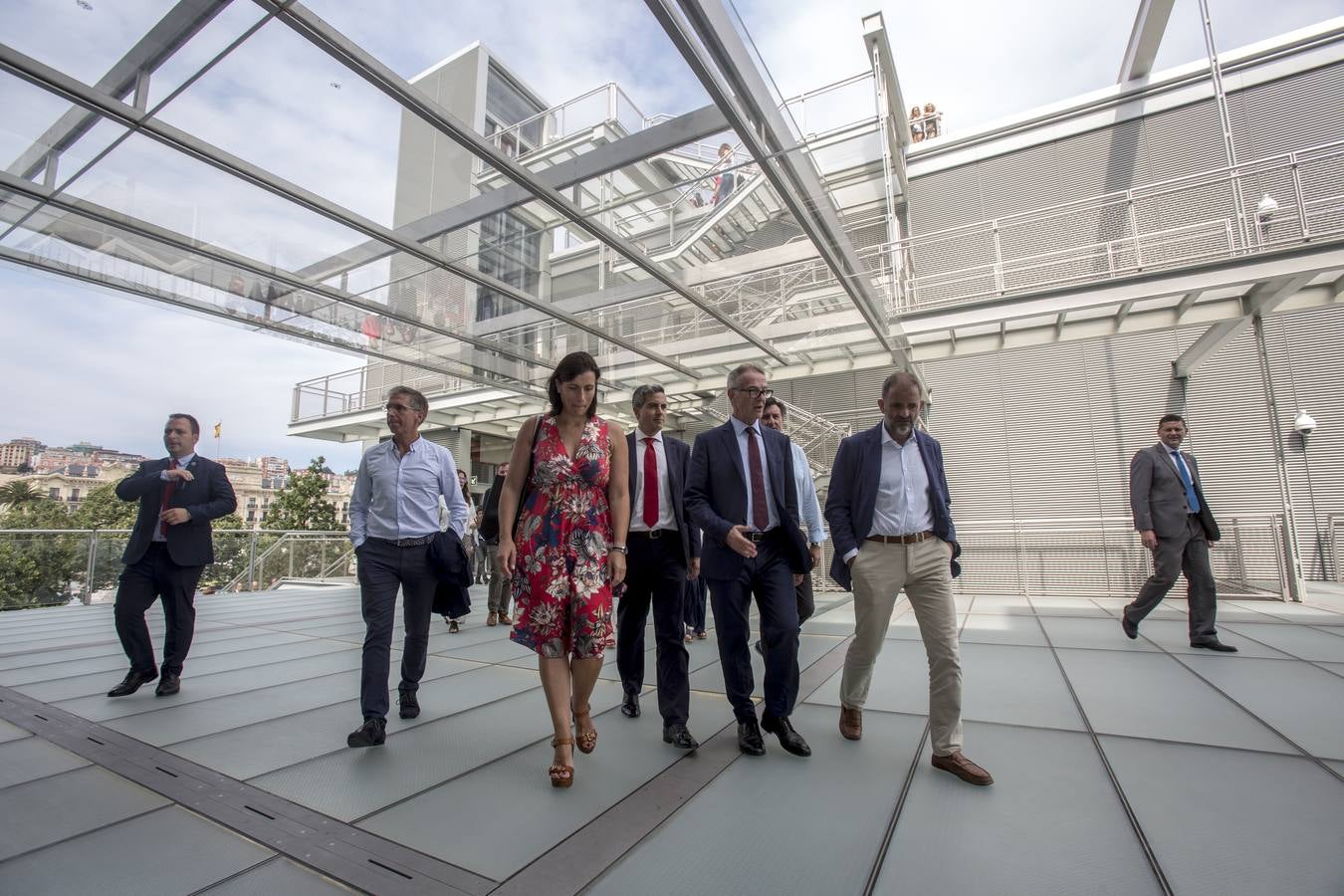 El ministro de Cultura, José Guirao, aprovechó su desplazamiento a Santander para visitar el Centro Botín. Tras firmar el convenio del Reina Sofía-Archivo Lafuente se acercó al edificio de Renzo Piano, donde fue recibido por el director de la Fundación Botín, Íñigo Sáenz de Miera, y la directora ejecutiva del Centro, Fátima Sánchez. 