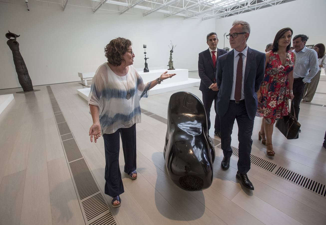 El ministro de Cultura, José Guirao, aprovechó su desplazamiento a Santander para visitar el Centro Botín. Tras firmar el convenio del Reina Sofía-Archivo Lafuente se acercó al edificio de Renzo Piano, donde fue recibido por el director de la Fundación Botín, Íñigo Sáenz de Miera, y la directora ejecutiva del Centro, Fátima Sánchez. 