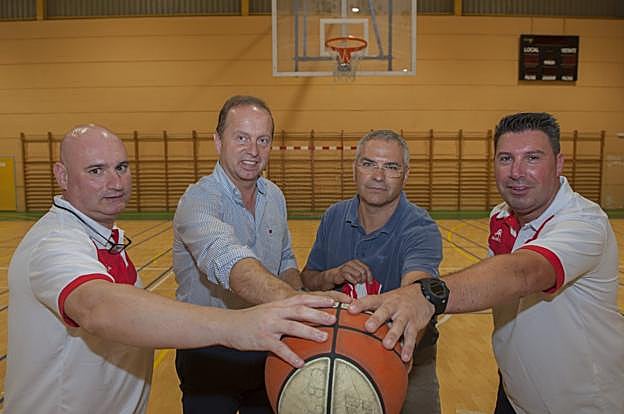 Marcos Ruiz, Julián García, Félix Salgado y Ángel Abascal integran el cuerpo técnico del Club Baloncesto Solares. 