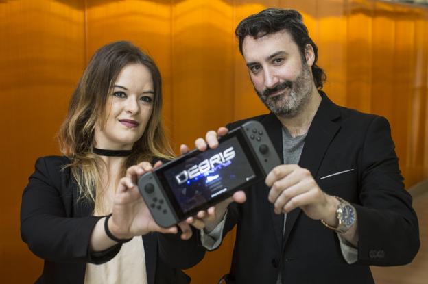 Alejandra Castanedo y Sergio del Valle son creadores del videojuego 'Debris Infinity', que podrá jugarse en Nintendo Switch. 