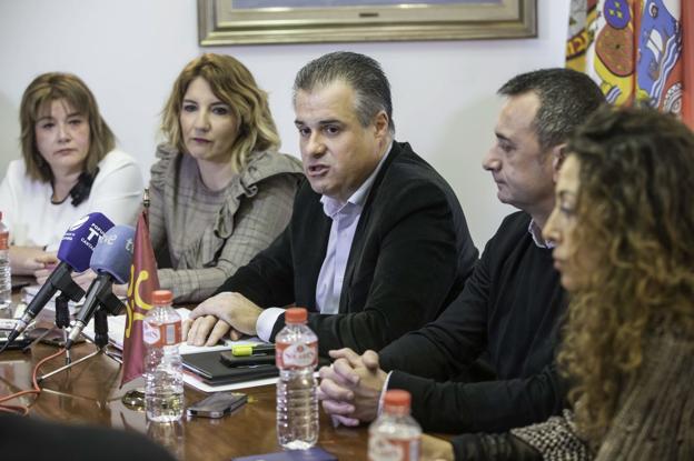 El alcalde regionalista, Francisco Ortiz, junto a sus compañeros de filas en el equipo de gobierno de El Astillero.