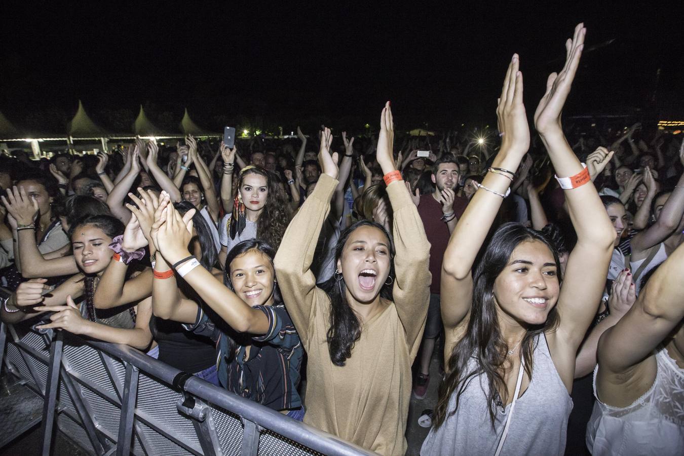 Miles de personas arropan a Vetusta Morla en el concierto de este jueves por la noche en La Campa de la Magdalena