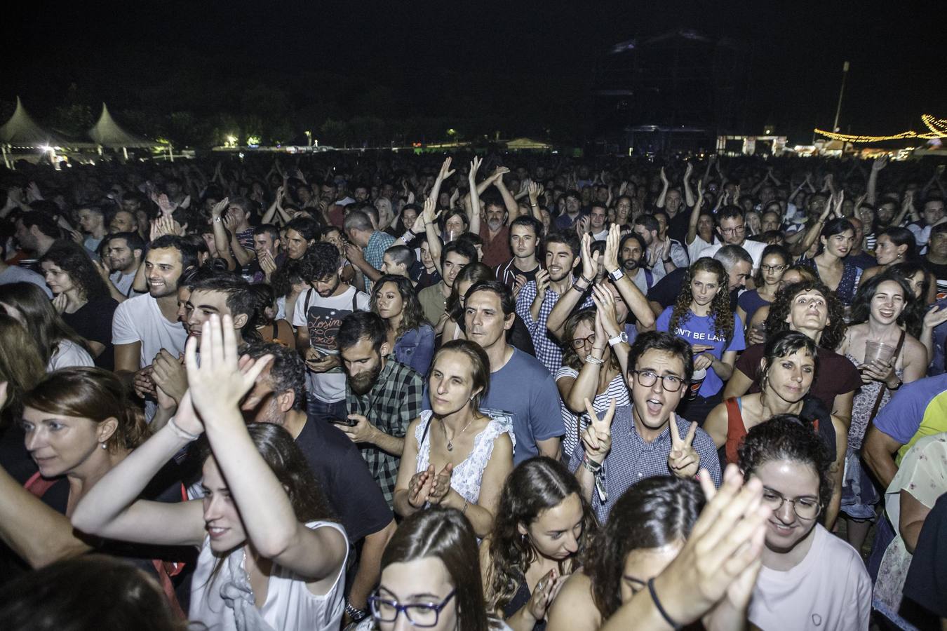 Miles de personas arropan a Vetusta Morla en el concierto de este jueves por la noche en La Campa de la Magdalena