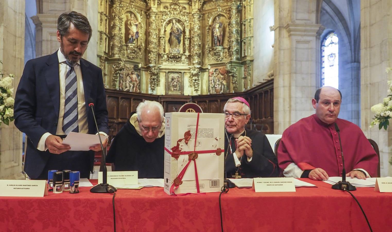 El obispo de Santander, Manuel Sáchez Monge, preside en la Catedral de Santander el acto oficial de la clausura del proceso abierto, en lo concerniente al ámbito de la Diócesis, para declarar a 79 mártires de persecución religiosa «por no renunciar a su fe» durante el primer año de la Guerra Civil española.