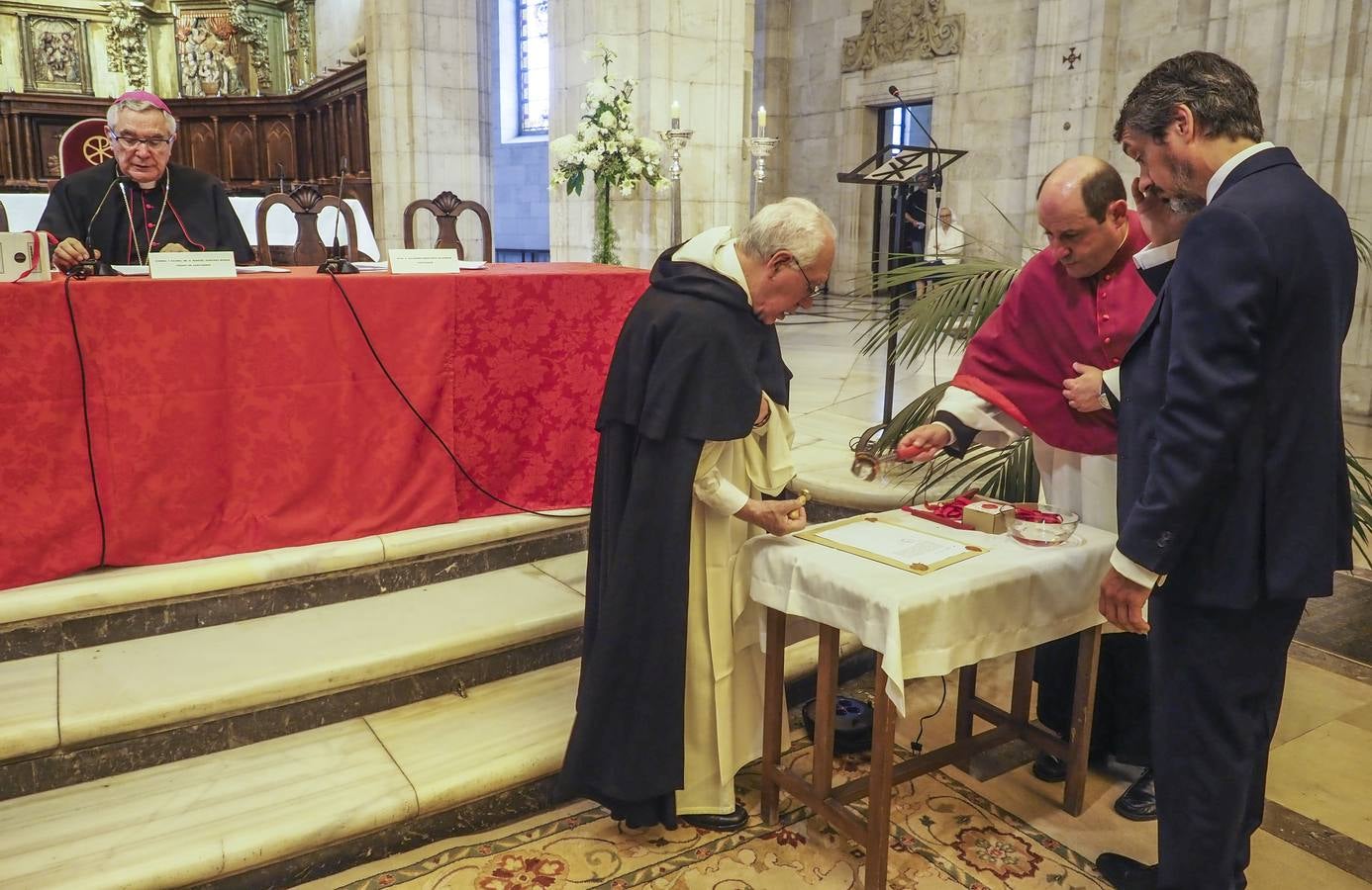 El obispo de Santander, Manuel Sáchez Monge, preside en la Catedral de Santander el acto oficial de la clausura del proceso abierto, en lo concerniente al ámbito de la Diócesis, para declarar a 79 mártires de persecución religiosa «por no renunciar a su fe» durante el primer año de la Guerra Civil española.