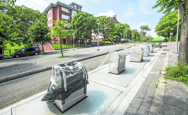 Nuevos contenedores soterrados, aún precintados, instalados en la calle Doctor Diego Madrazo. 