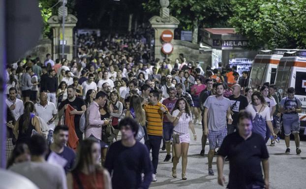 La gente abandona en masa La Magdalena tras anunciarse la cancelación del concierto de Guetta.