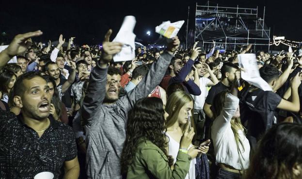 Miles de personas protestan en la campa al conocerse la cancelación.