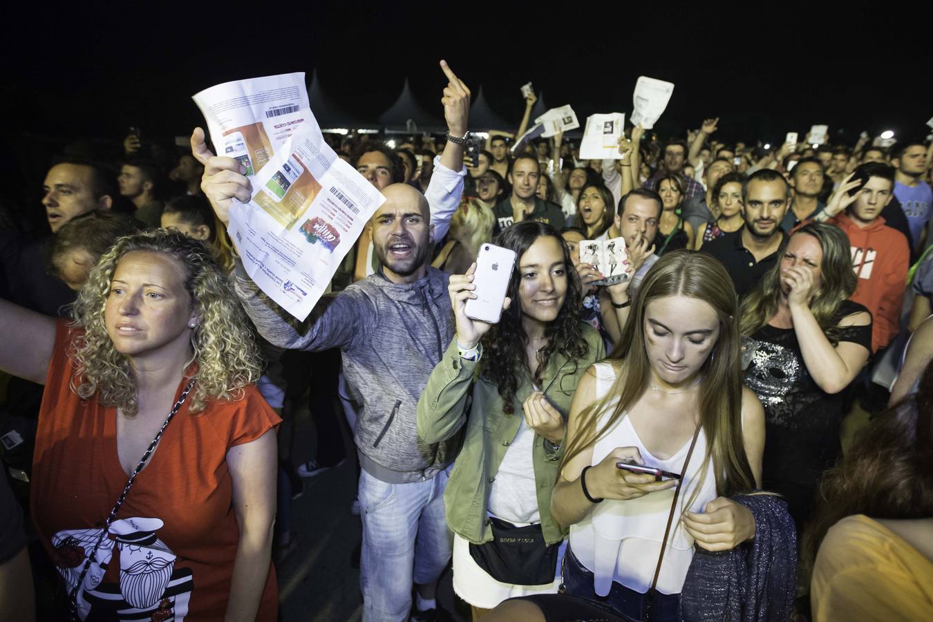 Fotos: Indignación en La Campa por la cancelación del concierto de David Guetta