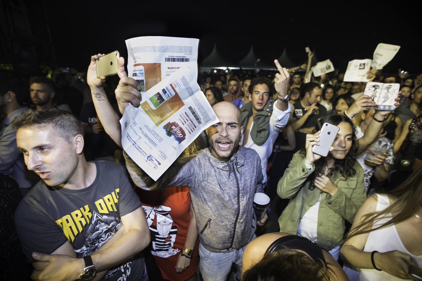 Fotos: Indignación en La Campa por la cancelación del concierto de David Guetta