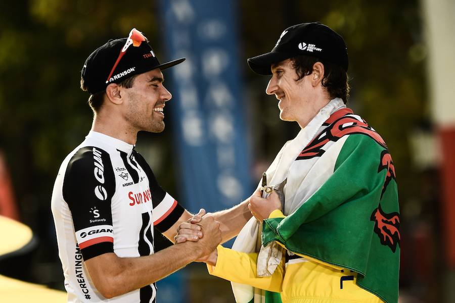 El holandés Tom Dumoulin, segundo en la general, felicita a Geraint Thomas por su victoria en el Tour de Francia. 
