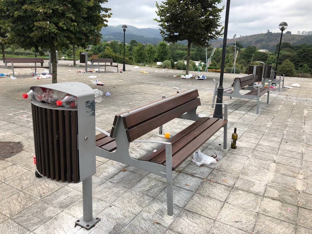 La zona del campus amaneció el domingo inundada de botellas, cristales y desperdicios, además de varios bancos y farolas destrozados