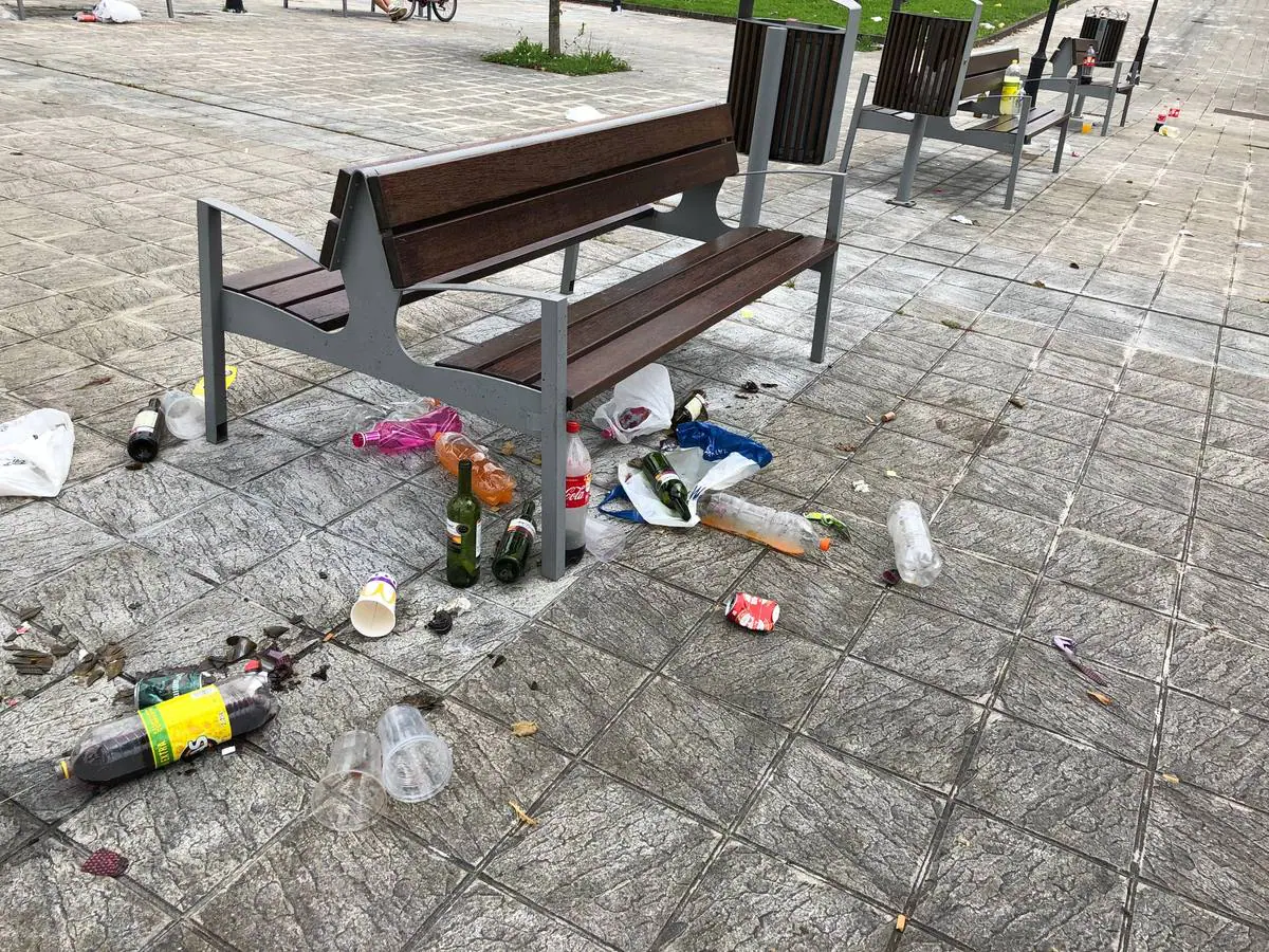 La zona del campus amaneció el domingo inundada de botellas, cristales y desperdicios, además de varios bancos y farolas destrozados