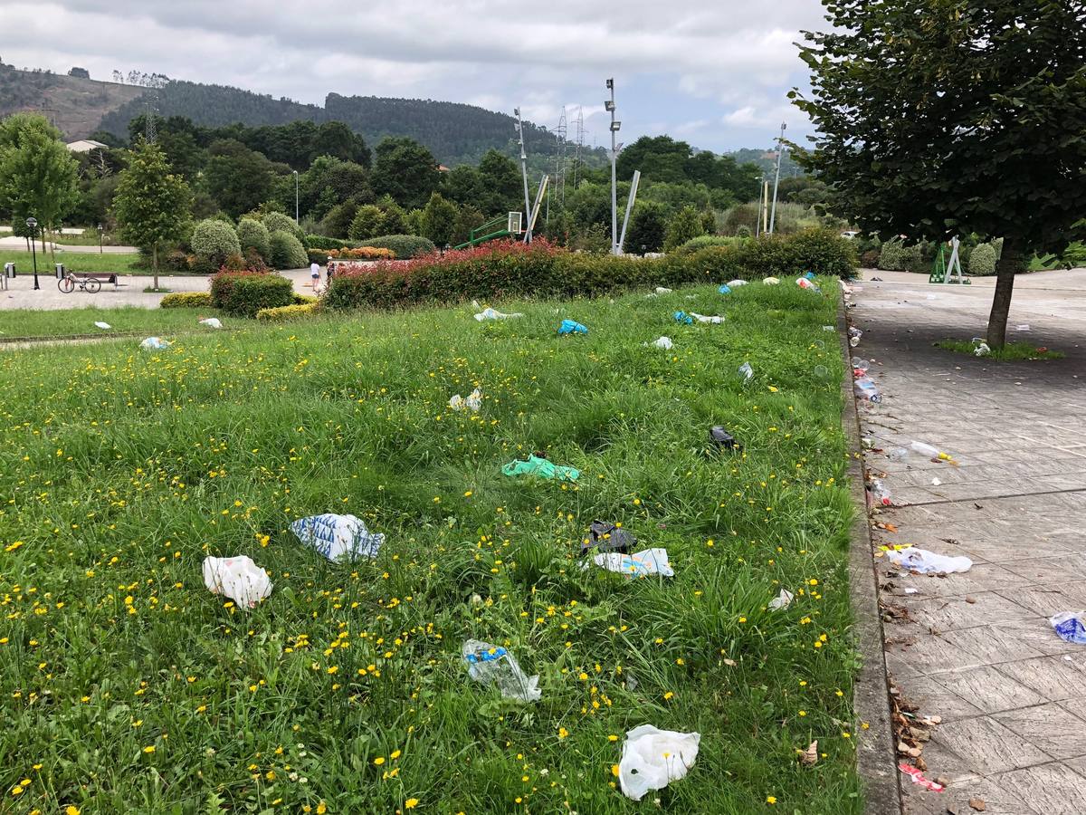 La zona del campus amaneció el domingo inundada de botellas, cristales y desperdicios, además de varios bancos y farolas destrozados