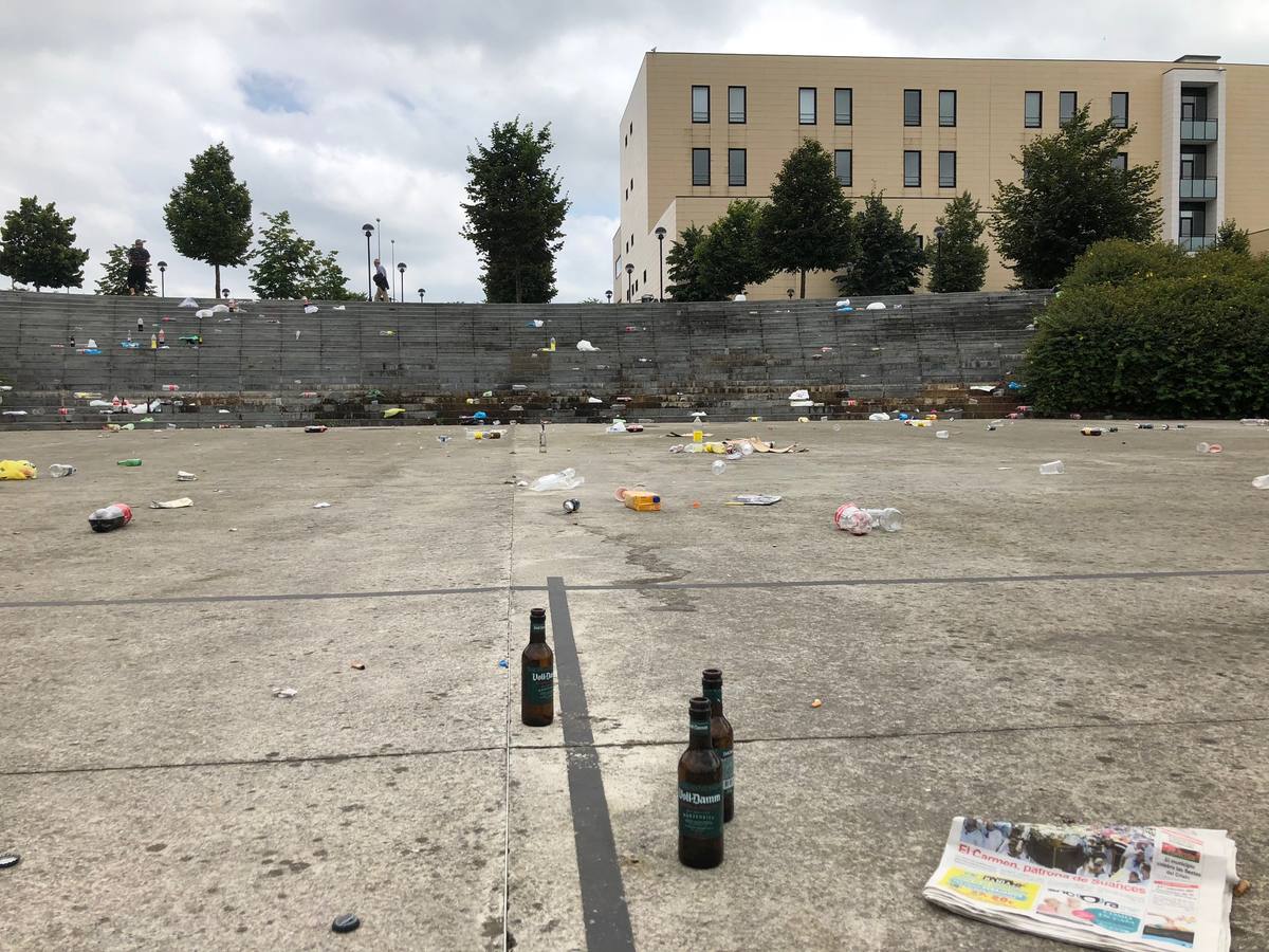 La zona del campus amaneció el domingo inundada de botellas, cristales y desperdicios, además de varios bancos y farolas destrozados