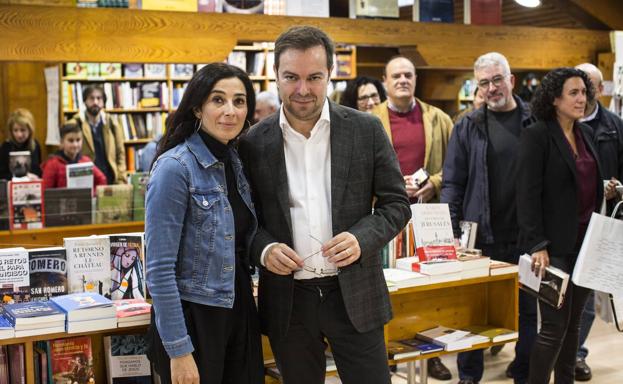 Javier Sierra con Cristina López Barrio, en noviembre, en la Librería Stvdio de Santander.