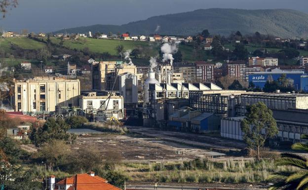 Los vecinos de Duález denunciarán ante la Fiscalía el peligro de incendio y explosiones en Sniace