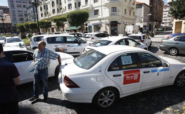 Imagen. Paro de los taxistas en el centro de Torrelavega.