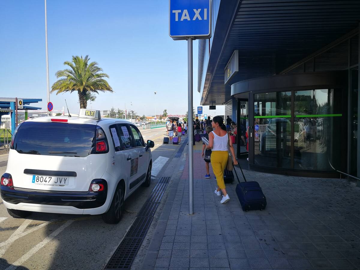 Los taxistas cántabros se han sumado a la huelga convocada a nivel estatal para reivindicar la limitación de las licencias de VTC (alquiler de vehículos con conductor). Hay concentraciones de taxis en el aeropuerto y en las estaciones de Santander.