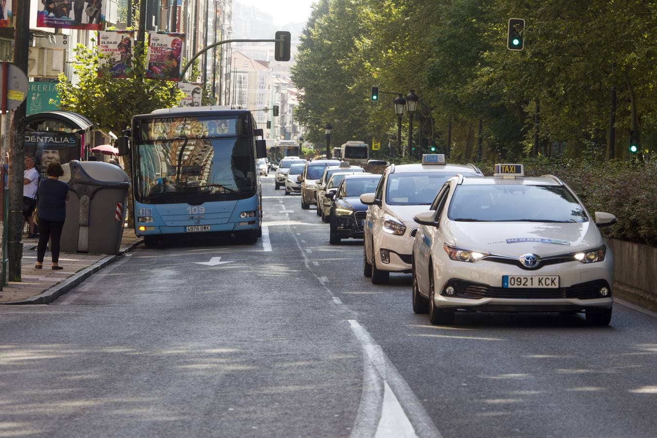 Los taxistas cántabros se han sumado a la huelga convocada a nivel estatal para reivindicar la limitación de las licencias de VTC (alquiler de vehículos con conductor). Hay concentraciones de taxis en el aeropuerto y en las estaciones de Santander.