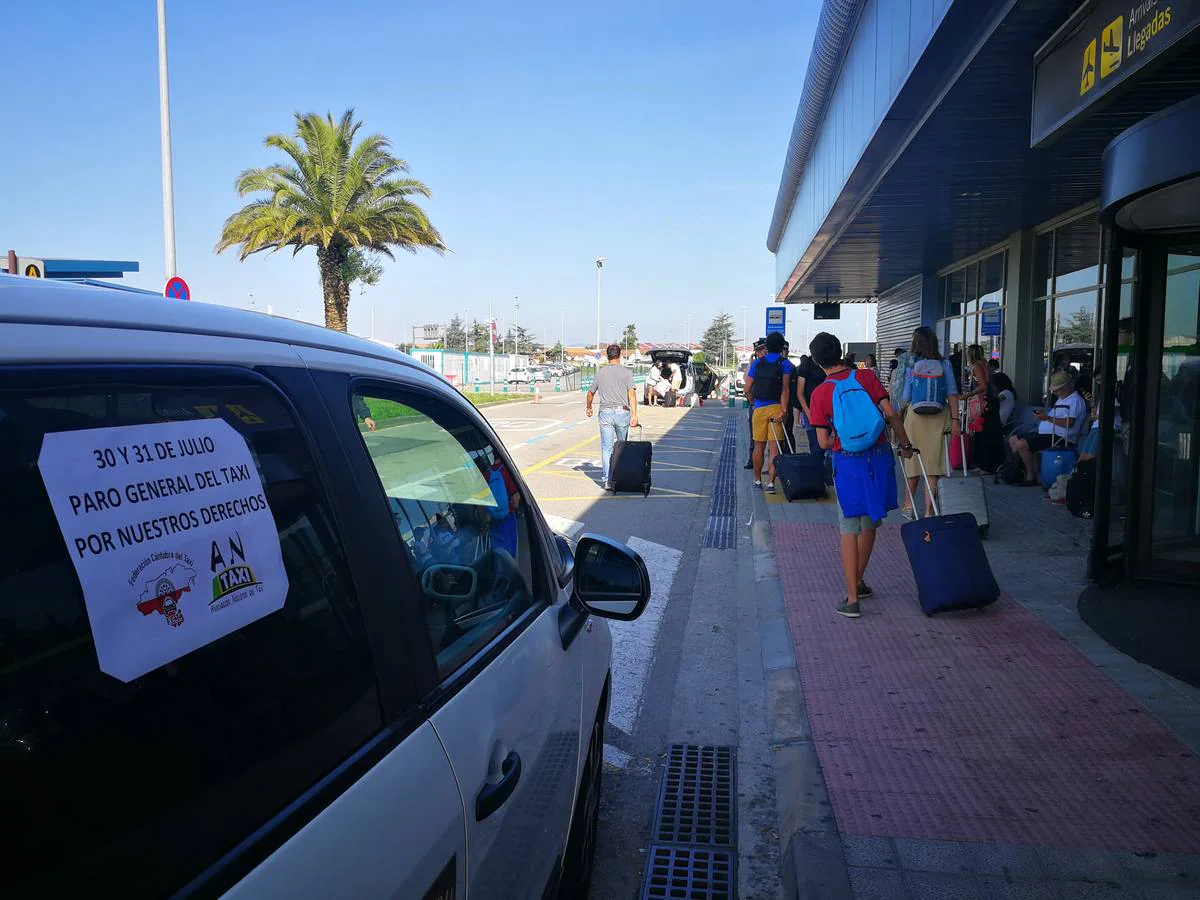 Los taxistas cántabros se han sumado a la huelga convocada a nivel estatal para reivindicar la limitación de las licencias de VTC (alquiler de vehículos con conductor). Hay concentraciones de taxis en el aeropuerto y en las estaciones de Santander.