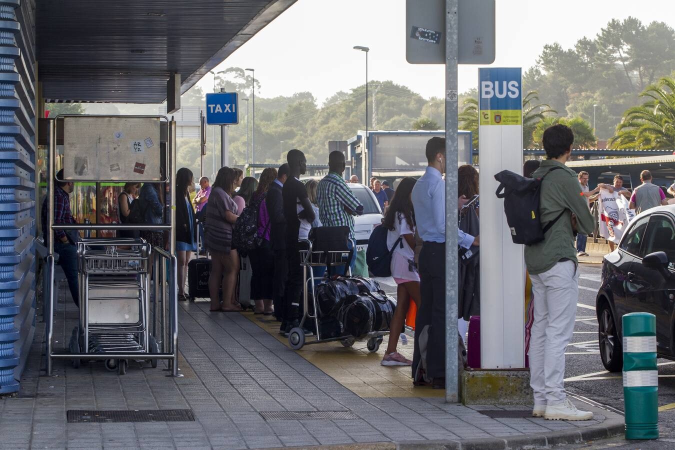 Los taxistas cántabros se han sumado a la huelga convocada a nivel estatal para reivindicar la limitación de las licencias de VTC (alquiler de vehículos con conductor). Hay concentraciones de taxis en el aeropuerto y en las estaciones de Santander.