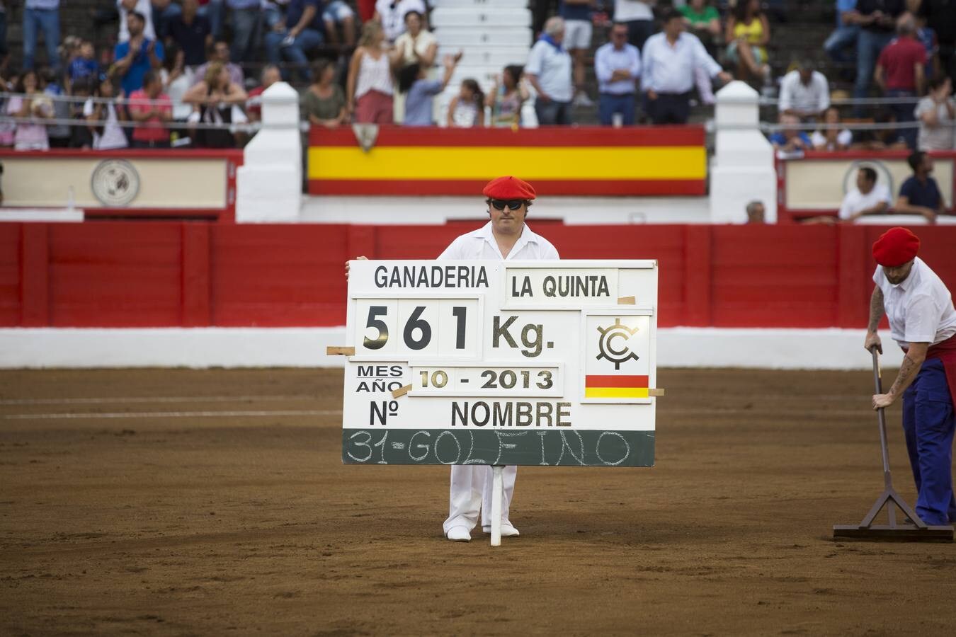 El fotoperiodista de El Diario Montañés Javier Cotera resume la Feria de Santiago en 25 imágenes que recorren los lances fundamentales de una corrida. Fotografías que descubren la tensión de los diestros antes de pisar el ruedo, la emoción del público ante una buena faena o la fuerza del toro sobre la arena antes de recibir la primera herida. 