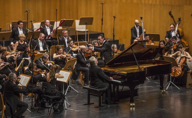 Miguel Ángel Gómez Martínez, al frente de la Orquesta Sinfónica de RTVE, con Barry Douglas al piano, inauguraron el FIS. 