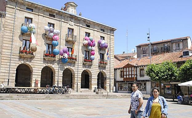 El edificio consistorial ha sido adornado con paraguas decorados en el marco de la exposición PrecipitArte.