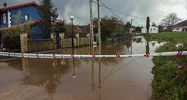 Las intensas lluvias provocaban inundaciones que dejaban a los vecinos sin acceso a sus casas.