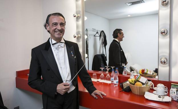 Director titular y asesor artístico de la Sinfónica RTVE, Miguel Ángel Gómez Martínez posa en su camerino del Palacio minutos antes del concierto de anoche.