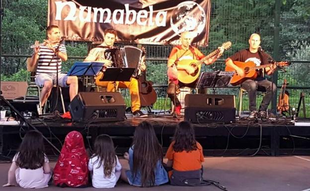 El grupo Numabela actaurá el domingo en el Festival Sauga Folk.