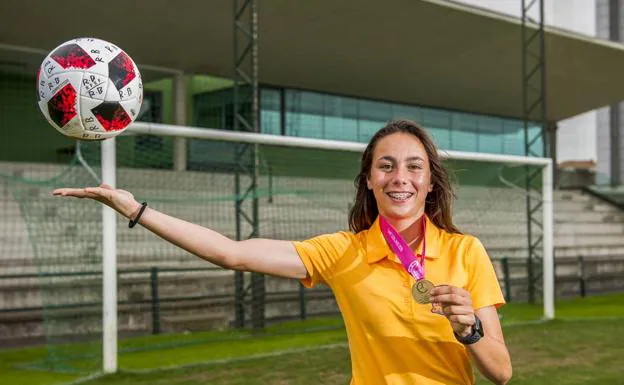 Athenea siempre sonríe cuando está con un balón.