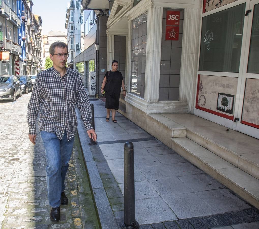 Juan Ramón López Visitación acudió ayer a la sede del PSOE regional, en Bonifaz, acompañado de su hermana, la edil de Obras de Laredo, Rosalina López Visitación.